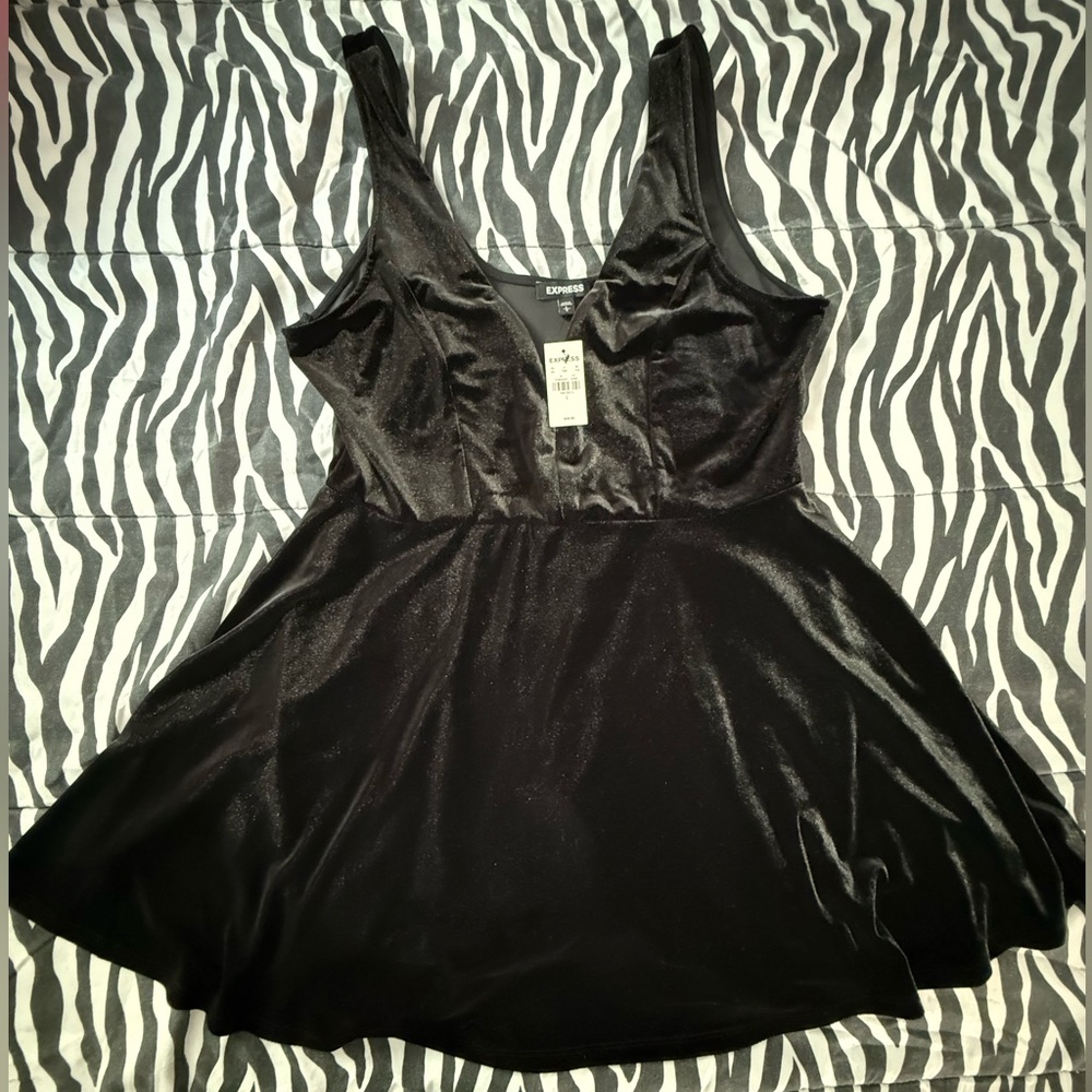 Black Velvet Express Dress! New with tags!! Size Large!